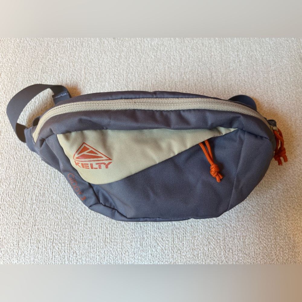 Kelty mod crossbody bag fanny pack - used once & super cute!